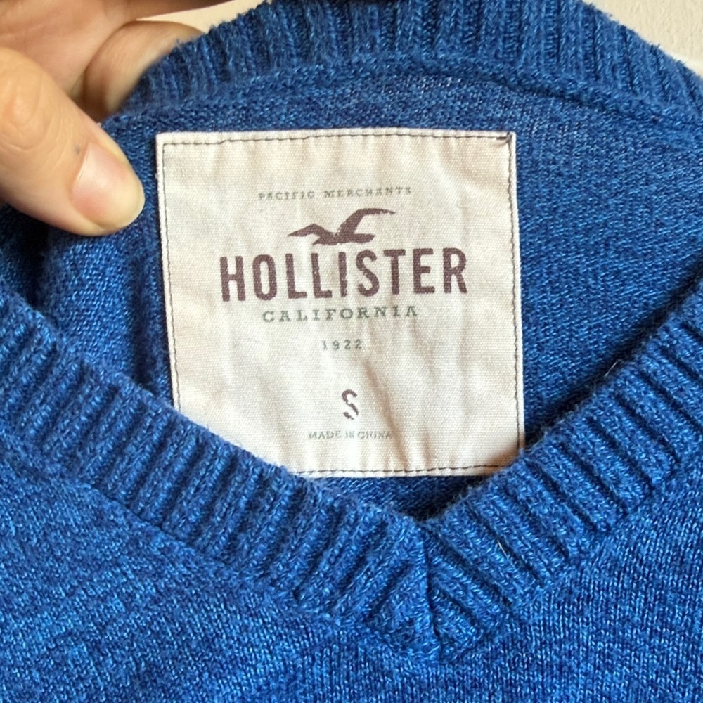 Hollister Men's V-Neck Sweater in Deep Blue - Picture 2 of 6